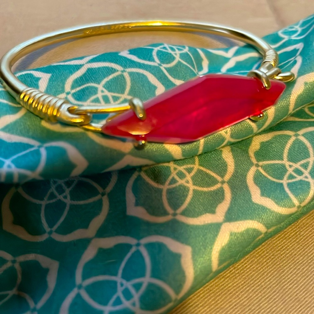 Kendra Scott fun fuschia bracelet! Gold toned.  Easy on clasp.